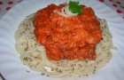 Spaghetti cu sos de carne presată