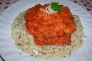 Spaghetti cu sos de carne presată