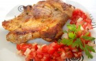 Ceafă la grătar cu salată de roşii si ceapă