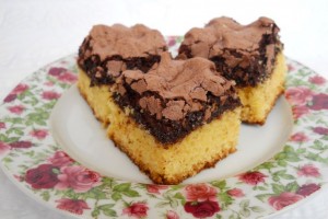 Prăjitură cu bezea de cacao şi nuci