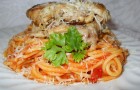 Pulpe de pui cu caşcaval pe pat de spaghete