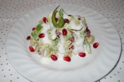 Salată cu avocado, pui şi rodie