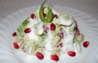 Salată cu avocado, pui şi rodie
