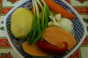 Pulpe de pui cu legume la cuptor (Nigella Lawson) 