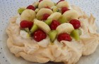 Merengue cu frişcă, fructe & love
