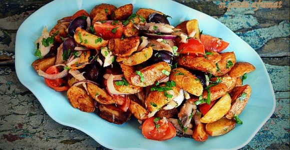 Salată cu cartofi noi şi peşte afumat