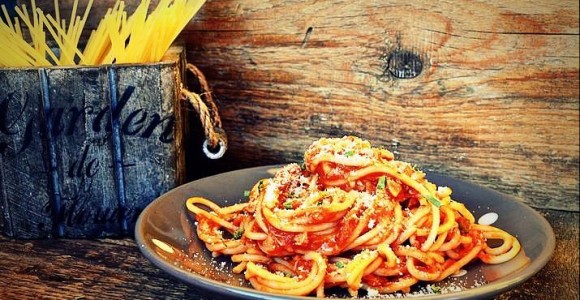Spaghetti cu sos ragu de pui şi parmezan
