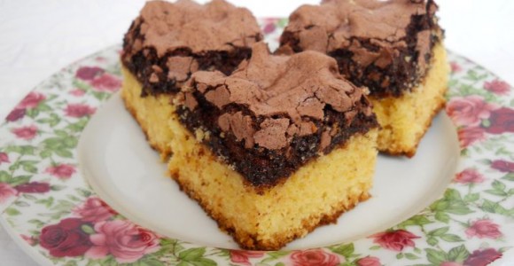 Prăjitură cu bezea de cacao şi nuci