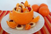 Salată de fructe în coajă de portocală