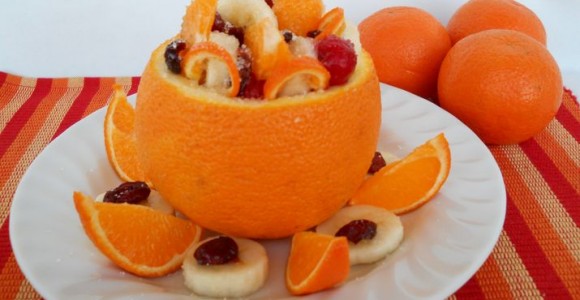 Salată de fructe în coajă de portocală